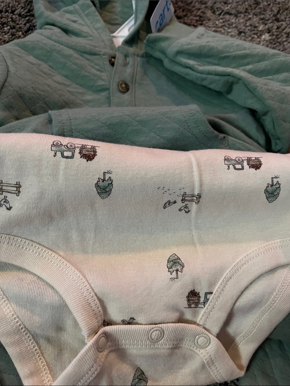 Carter’s Green Quilted Hoodie & Jogger Set w/Bodysuit - boy 12 months. 3 pieces - Picture 6 of 7